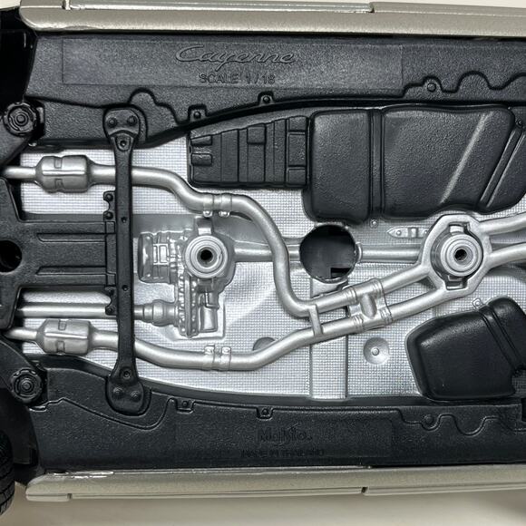 Maisto Porsche Cayenne 1/18 Scale Diecast Model in Silver - Picture 8 of 9